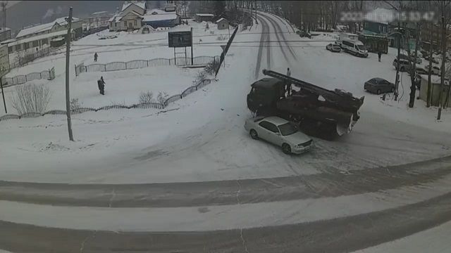 [動画0:37] 冬になるとトラックが曲がれない交差点