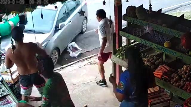 [動画0:25] 飲酒運転の男、親子を撥ねて母親の命を奪う