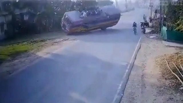 [動画1:02] バスが横転、屋根に乗っていた乗客が潰される