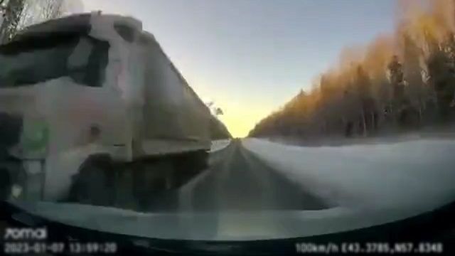 [動画0:23] 雪国の運転怖すぎ！トラックから落下した氷が直撃