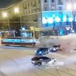 [動画0:31] トラムが脱線、乗用車に雪を落として衝突する