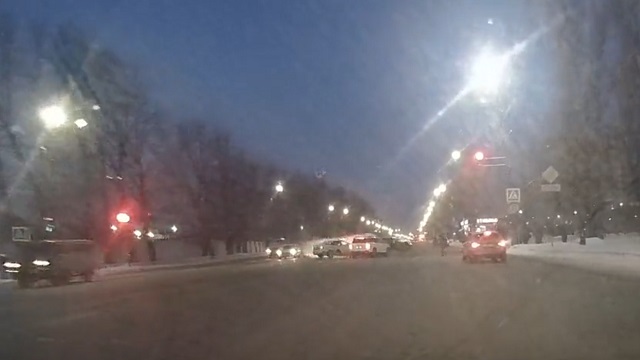 [動画0:37] 全然間に合ってない、赤信号になったけど強引に交差点に進入