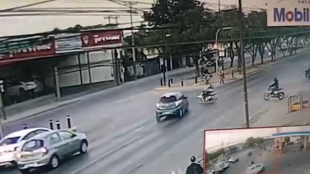 [動画0:56] ライダーさん、信号無視の車に吹っ飛ばされる