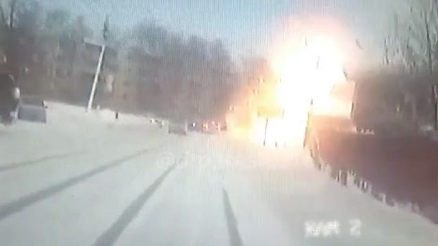 [動画0:22] 自動車整備工場が大爆発、建物が吹っ飛ぶ