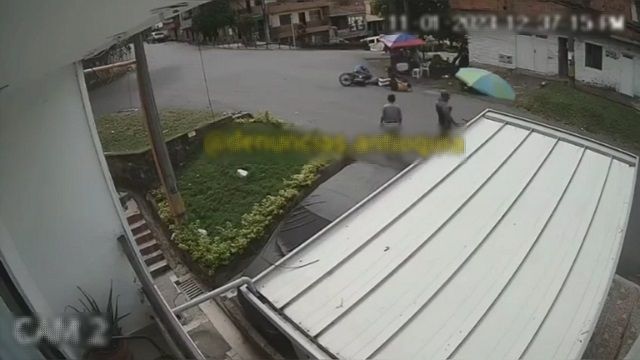 [動画0:52] バイクが交差点で事故、一時停止しなかった理由がありえない