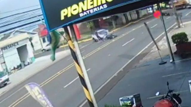 [動画1:07] 脇道から出てきたピックアップトラックにバイクが衝突、ライダーが投げ出される