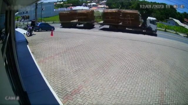 [動画0:33] 脱走したトレーラーが横転、男性が巻き込まれる