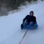 [動画0:06] ロシア人、命がけで冬を楽しむ