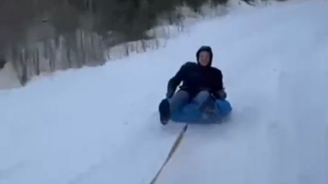 [動画0:06] ロシア人、命がけで冬を楽しむ