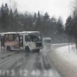 [動画0:22] バス、雪道でドリフトしちゃう