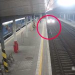 [動画0:21] 駅のホームから降りていた男性、列車に撥ね飛ばされる
