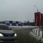 [動画0:17] 凍結した路面、対向車が向きを変えて突っ込んでくる