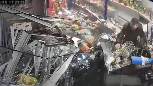 [動画1:32] 店内がめちゃくちゃに・・・、車が突っ込む事故