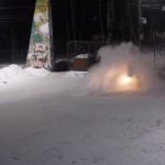 [動画0:16] 雪道を暴走する車、ゲートを破壊