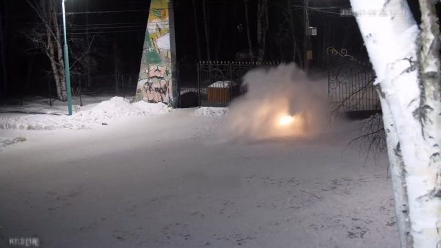 [動画0:16] 雪道を暴走する車、ゲートを破壊