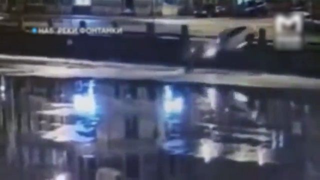 [動画0:40] 警察から逃走する車、柵を突き破り運河に転落