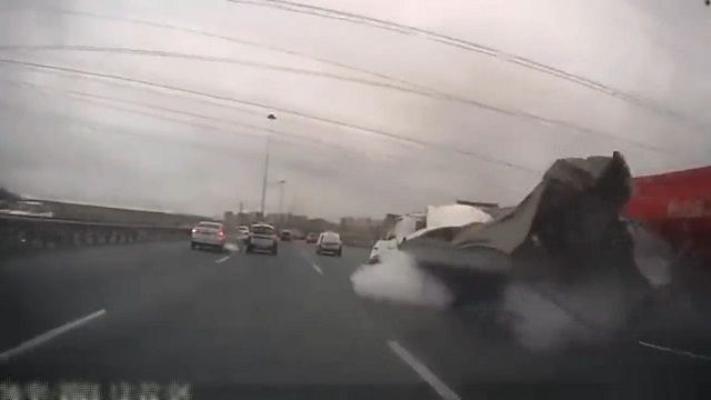 [動画0:20] 高速道路でトラックがダンプに追突、大破してガスが噴き出す