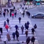 [動画0:10] 多くの人が渡る横断歩道、乗用車が故意に突っ込む