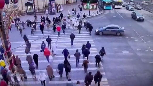 [動画0:10] 多くの人が渡る横断歩道、乗用車が故意に突っ込む
