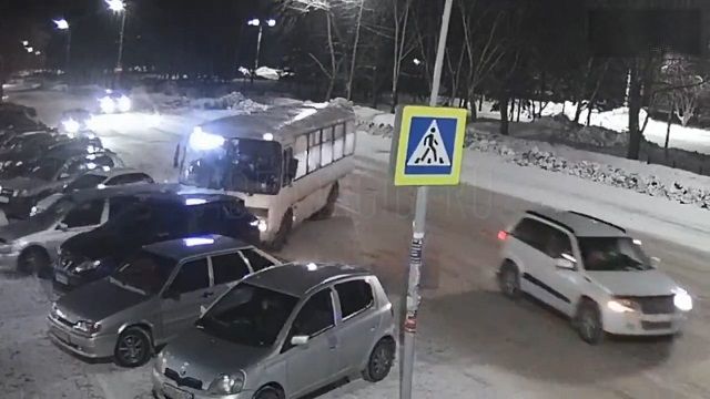 [動画0:33] バス、凍結した路面でコントロールを失う