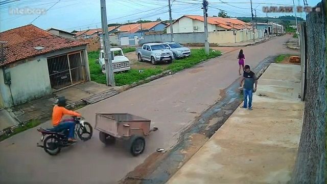 [動画0:20] 通りを歩いていた女性、後ろからカートに直撃される