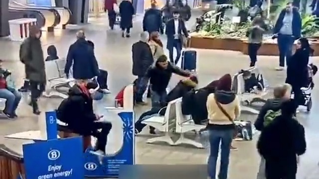 [動画0:11] 駅のベンチに座っていた男性、ナイフで切りつけられる