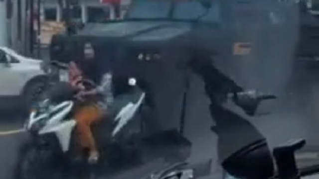 [動画0:40] インドネシア国軍、民間人を轢き殺す