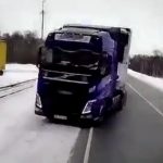 [動画0:18] 衝撃がヤバい、大型トラック同士が衝突