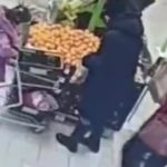 [動画0:44] スーパーマーケットに現れた頭のおかしい女、怖すぎ