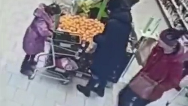 [動画0:44] スーパーマーケットに現れた頭のおかしい女、怖すぎ