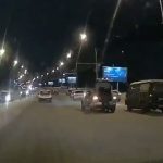 [動画0:24] 滑りすぎぃ、中央車線で停車する車を避けてスピン
