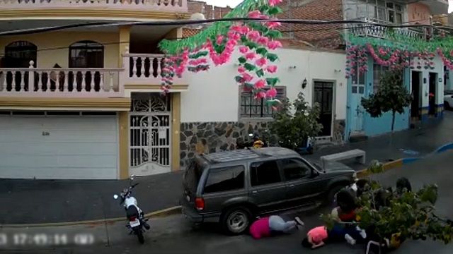 [動画0:07] メキシコ人女性、四輪バギーに6人で乗ってみる