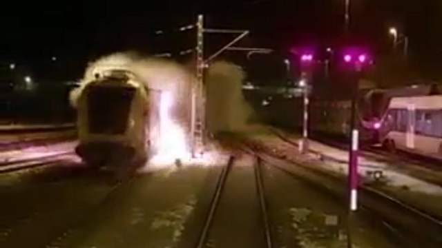 [動画0:17] 燃える無人列車、オーストリアを目指す