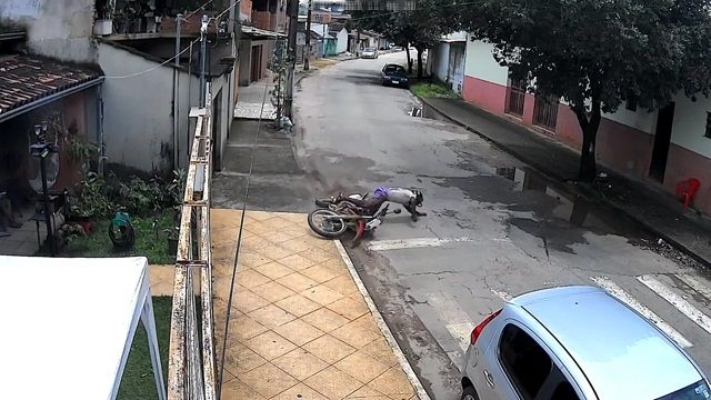[動画0:26] ライダーさん、カーブで転倒して路駐に突っ込む