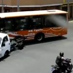 [動画3:29] 建物に突っ込むバス、歩道の女性が潰される