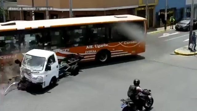 [動画3:29] 建物に突っ込むバス、歩道の女性が潰される