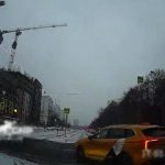 [動画0:26] タクシーさん、そこから左折するのかよ！