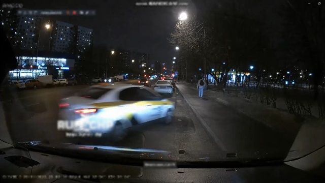 [動画0:30] タクシー、歩道の歩行者めがけて突っ込む