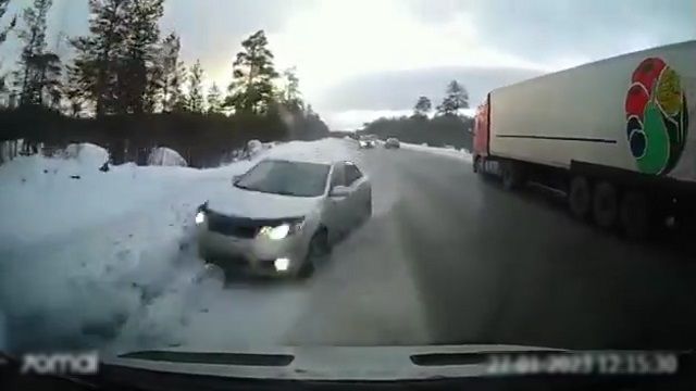 [動画1:24] 追い越しに失敗したトラック、左右を連続で弾かれる