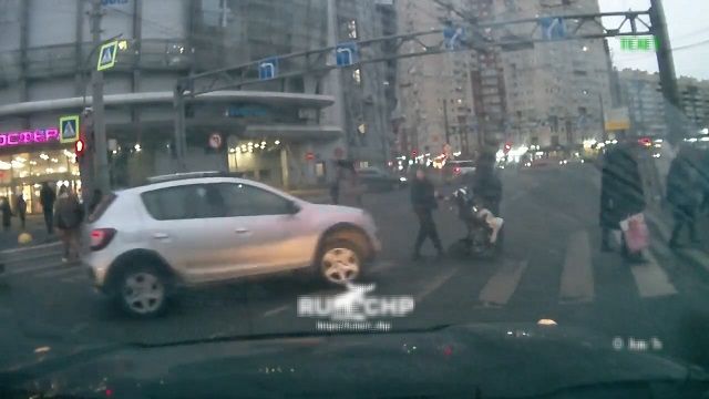 [動画0:22] 高齢女性、横断歩道に突っ込み女性だけ5人を撥ねる