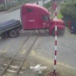 [動画1:39] 列車が近付く踏切、トレーラーがなかなか曲がれない