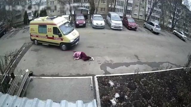 [動画1:06] 救急車、女性を撥ねたのに全然気付かない