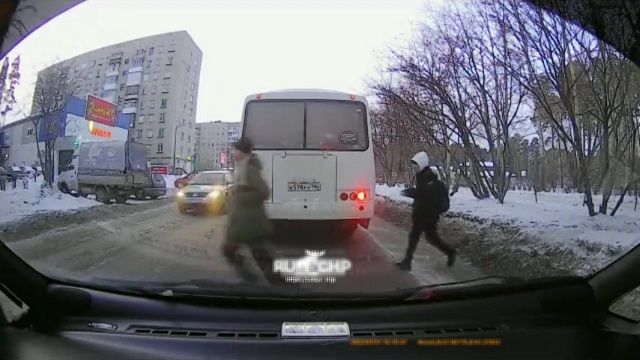 [動画0:29] バスの陰から飛び出す少年、乗用車に気付くも遅かった