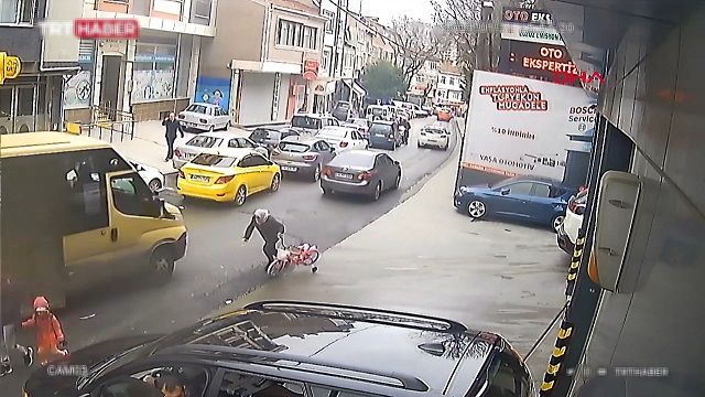 [動画0:43] ミニバスの目の前、女性がつまずいて車道に転倒
