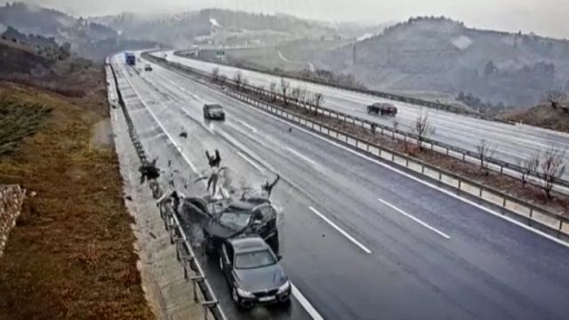 [動画0:31] 高速道路で事故、ガードレールの外側に避難しなければならない理由がコレ