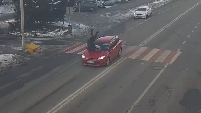 [動画1:09] 横断歩道を渡る女性「止まってくれると思ったのにぃぃ！！」
