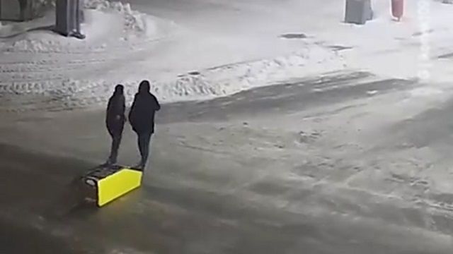[動画0:47] カザフスタンでとんでもないATM強盗が目撃される
