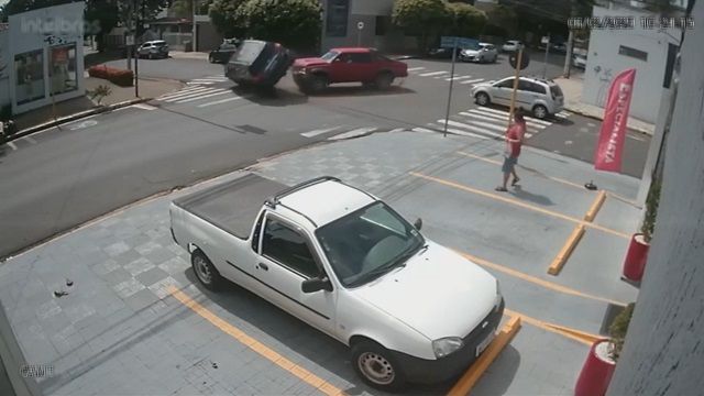[動画0:16] 信号無視のピックアップトラックに突っ込まれコロンと横転