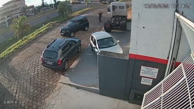 [動画0:21] メンテナンス中のトラックが無人で暴走、頭を抱えてしまう