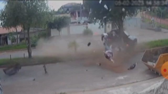 [動画0:26] 猛スピードの車が街路樹に衝突、男が放出される